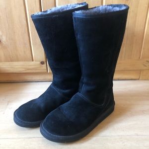 UGG black zip back fur boots size 8
